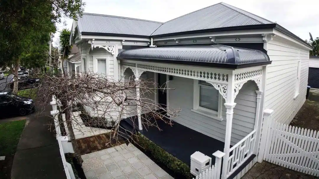 Top 10 tips to consider when choosing a roof colour.